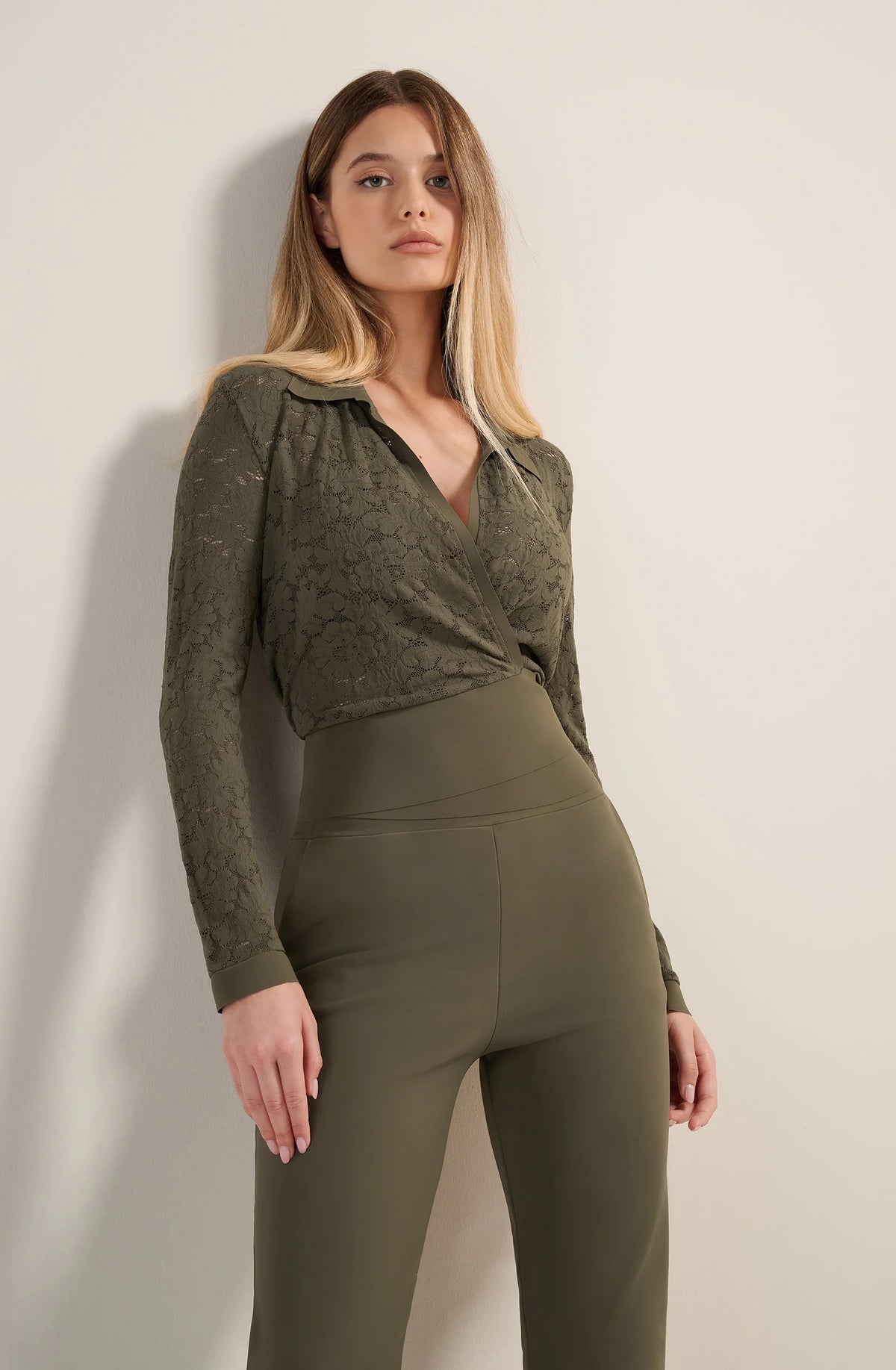 Haut cache-cœur en dentelle vert lichen liho