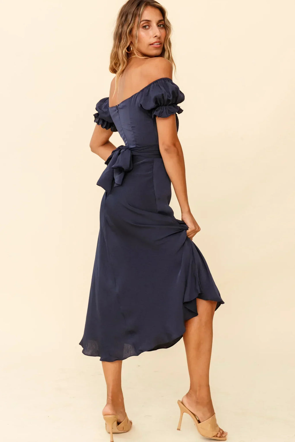 Robe mi-longue Linka à épaules dénudées avec lien à nouer au dos, couleur marine
