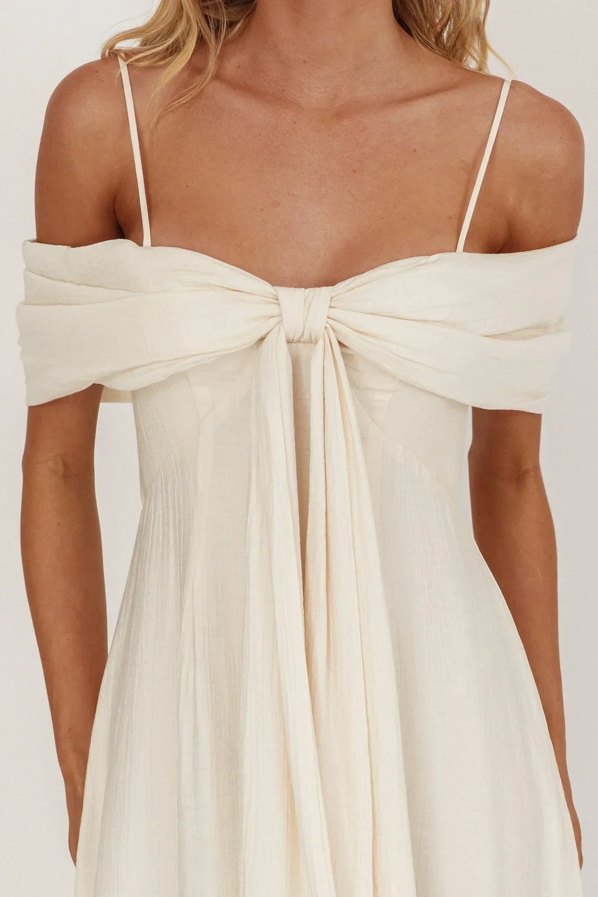 Robe midi Lillibet nouée à la poitrine couleur crème