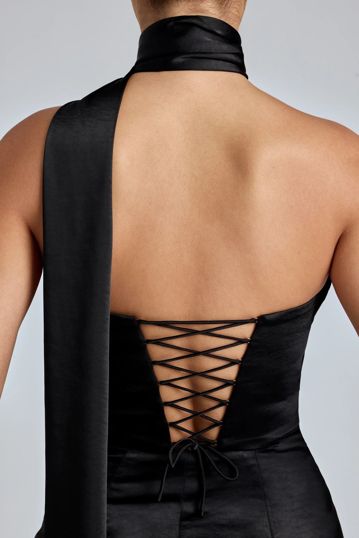 Mini-robe noire en satin drapé à col bénitier