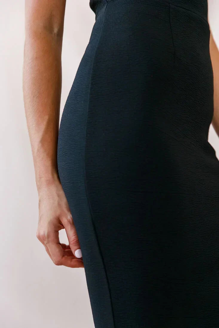 Robe midi Georgia noire à encolure carrée