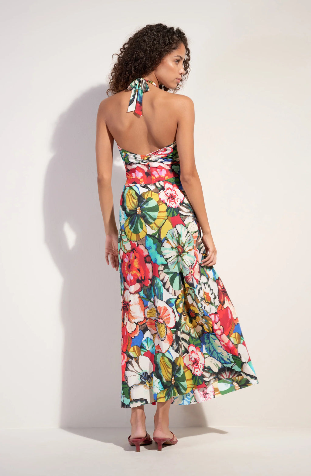 Robe longue noire à dos nu et encolure américaine avec fermeture portefeuille