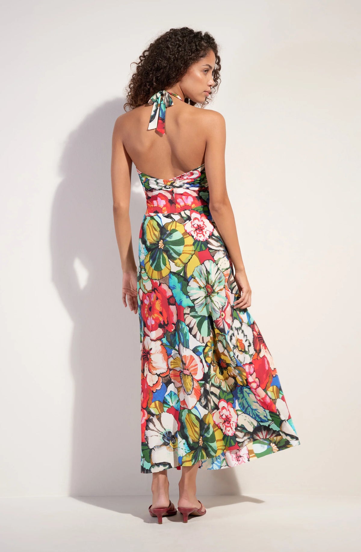 Robe longue noire à dos nu et encolure américaine avec fermeture portefeuille