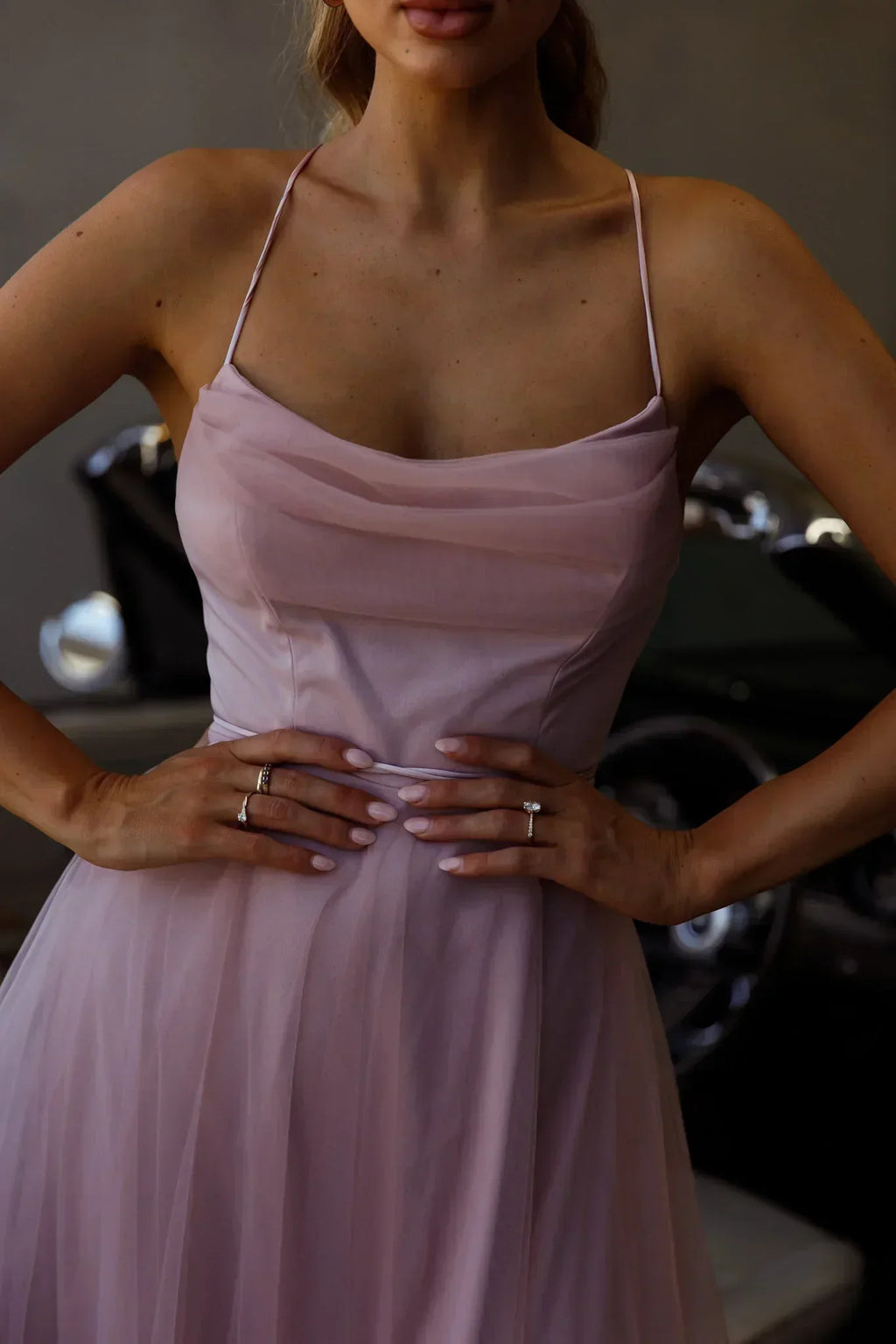Robe midi plissée en tulle au décolleté style cache-cœur, coloris vieux rose