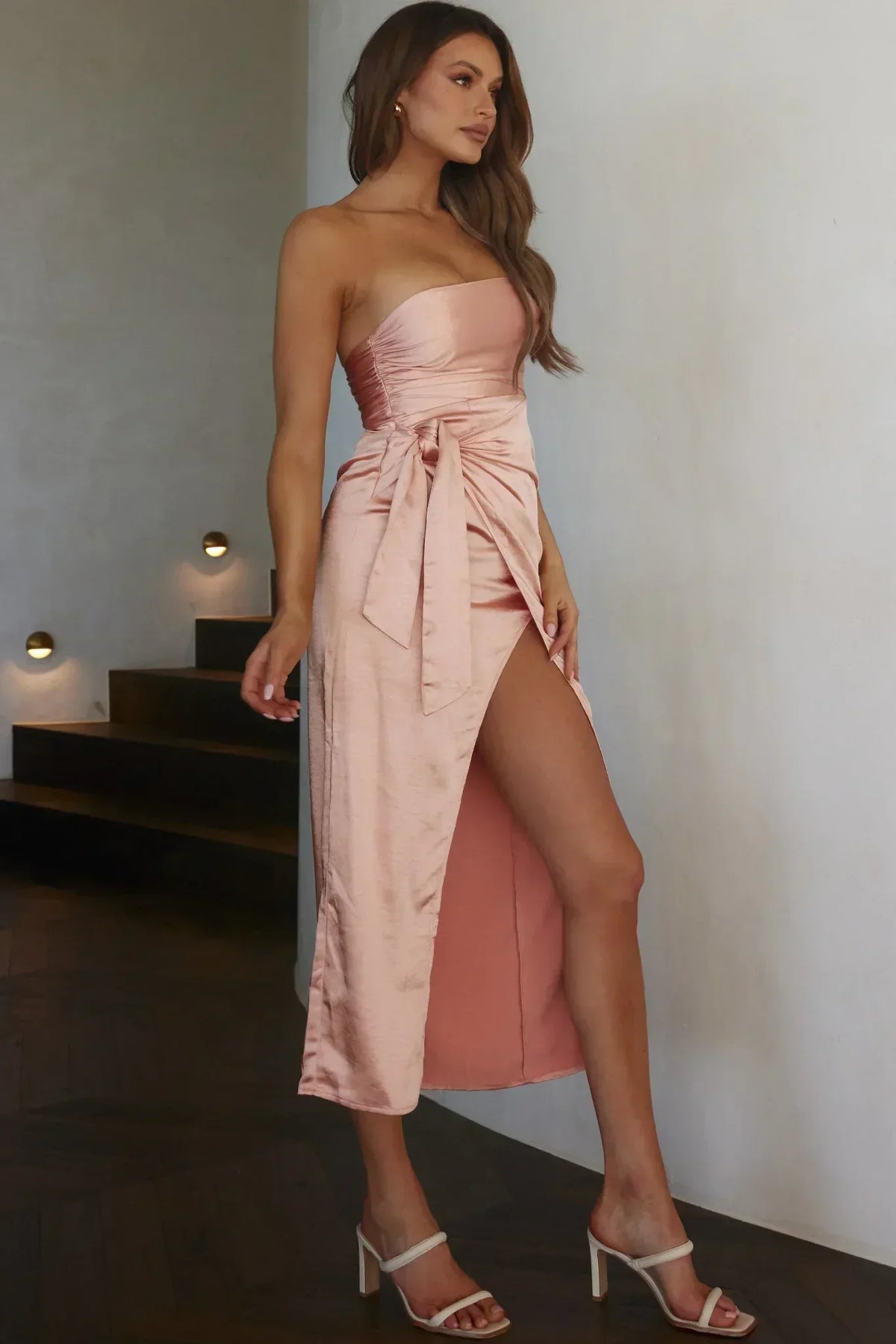 Robe midi sans bretelles Gianna avec nœud à la taille Pêche