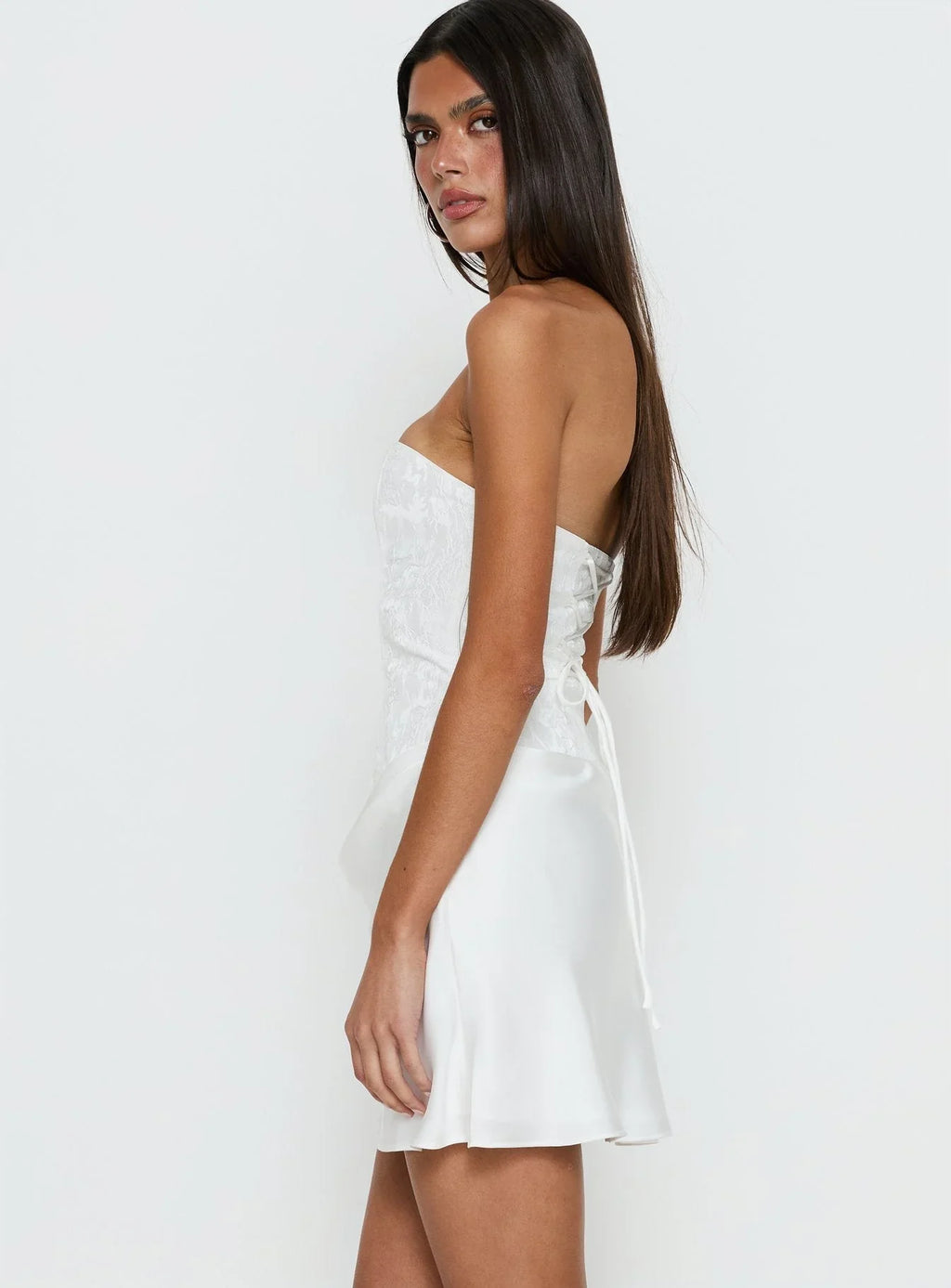 Robe courte bustier Jenevieve, drapée, blanche