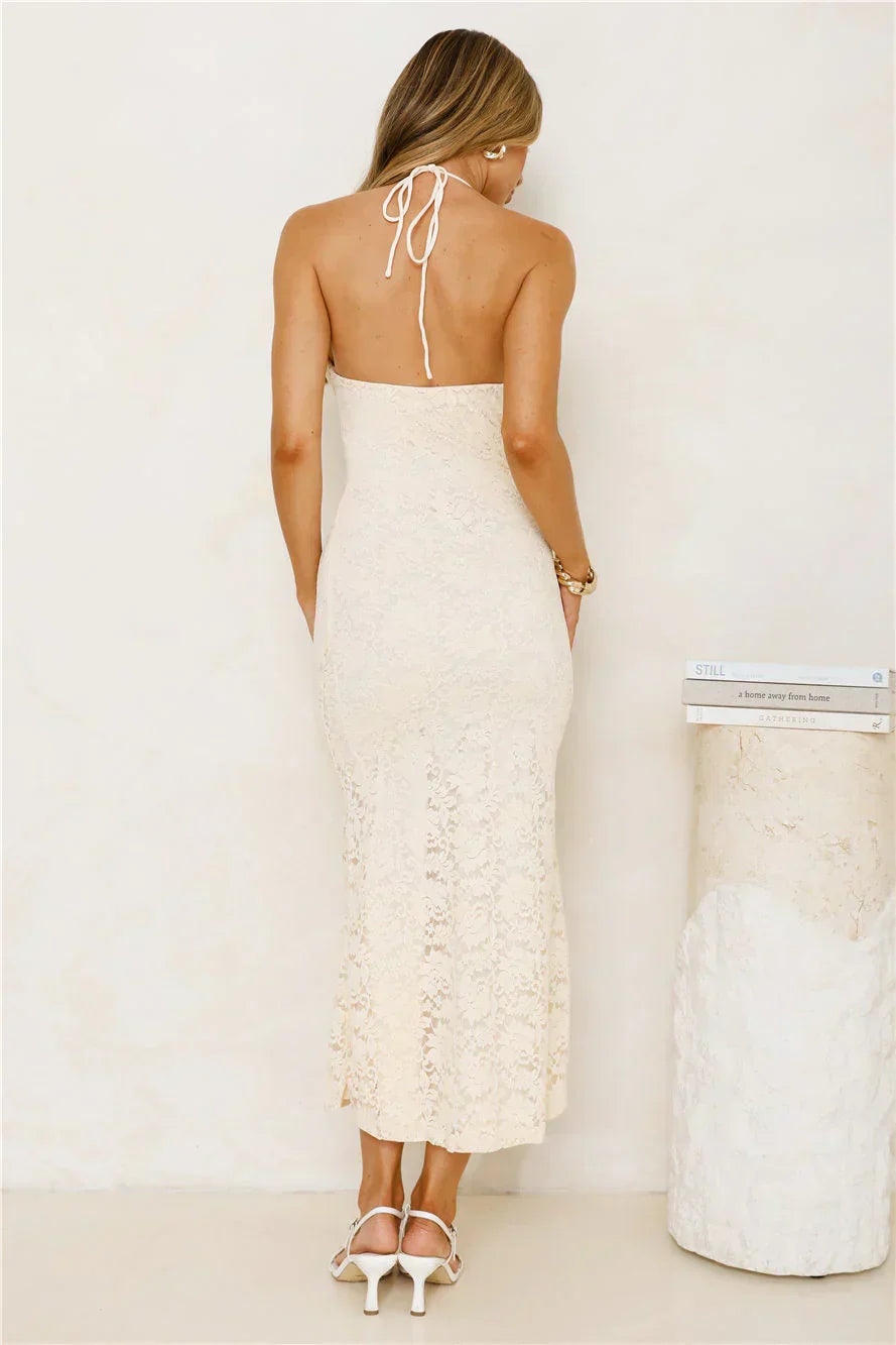 Robe mi-longue en dentelle style iconique
