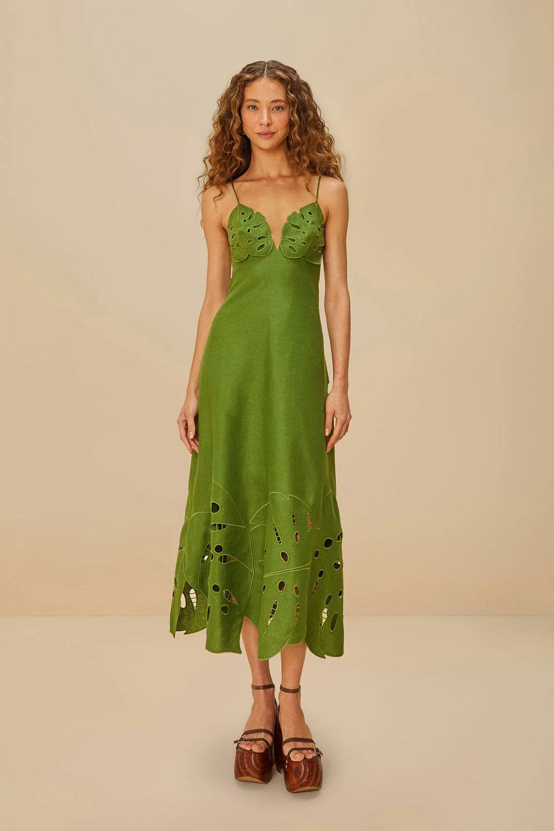 Robe midi verte brodée de Monstera