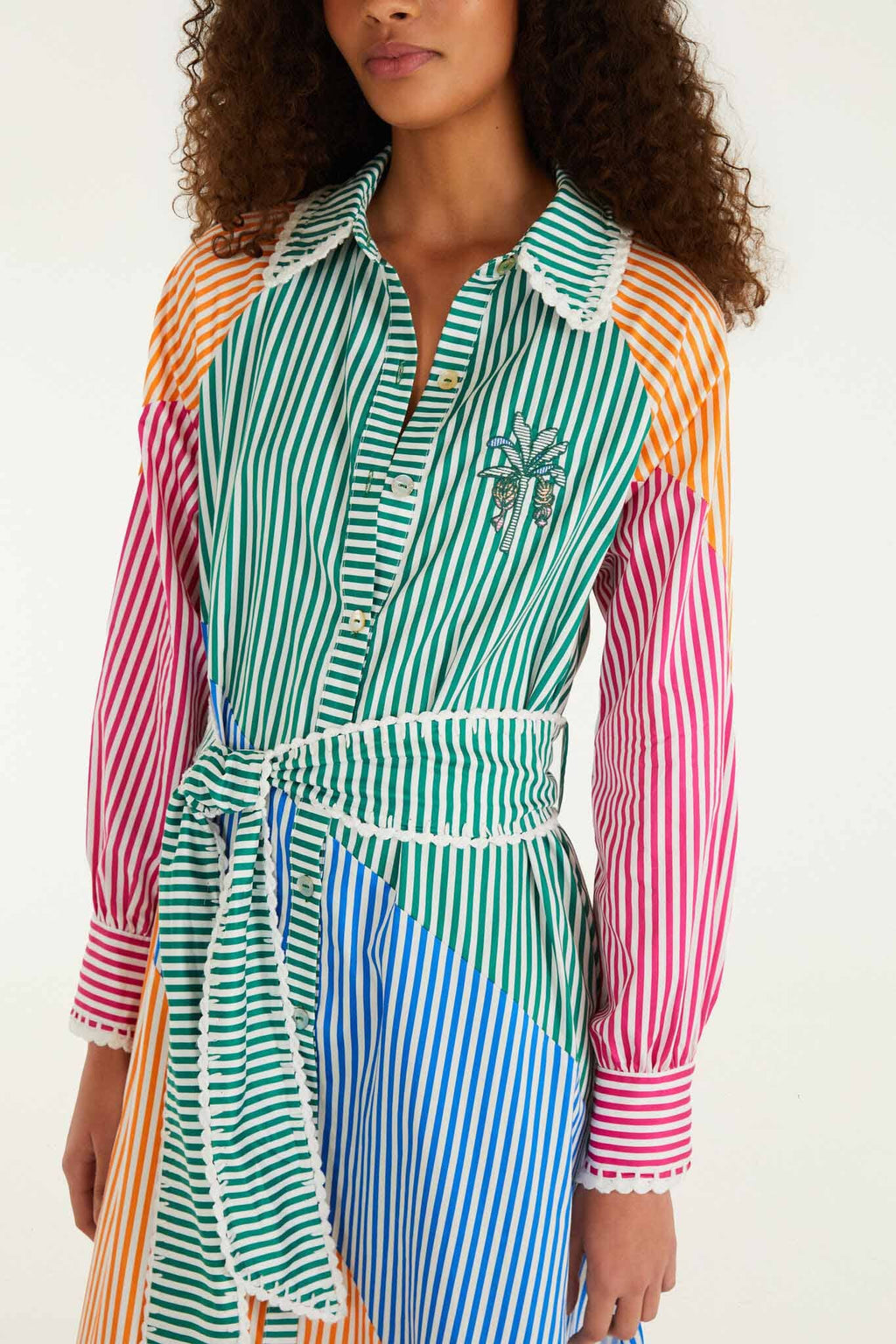Robe midi ceinturée brodée à rayures multicolores