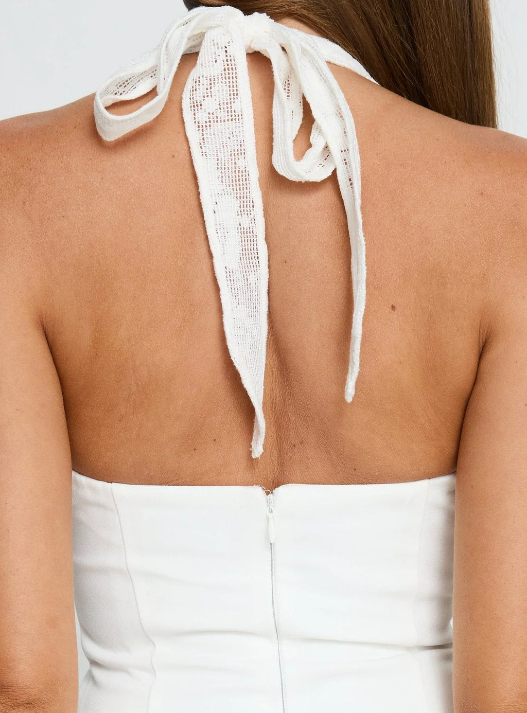 Robe courte Josanna au crochet avec licou blanche