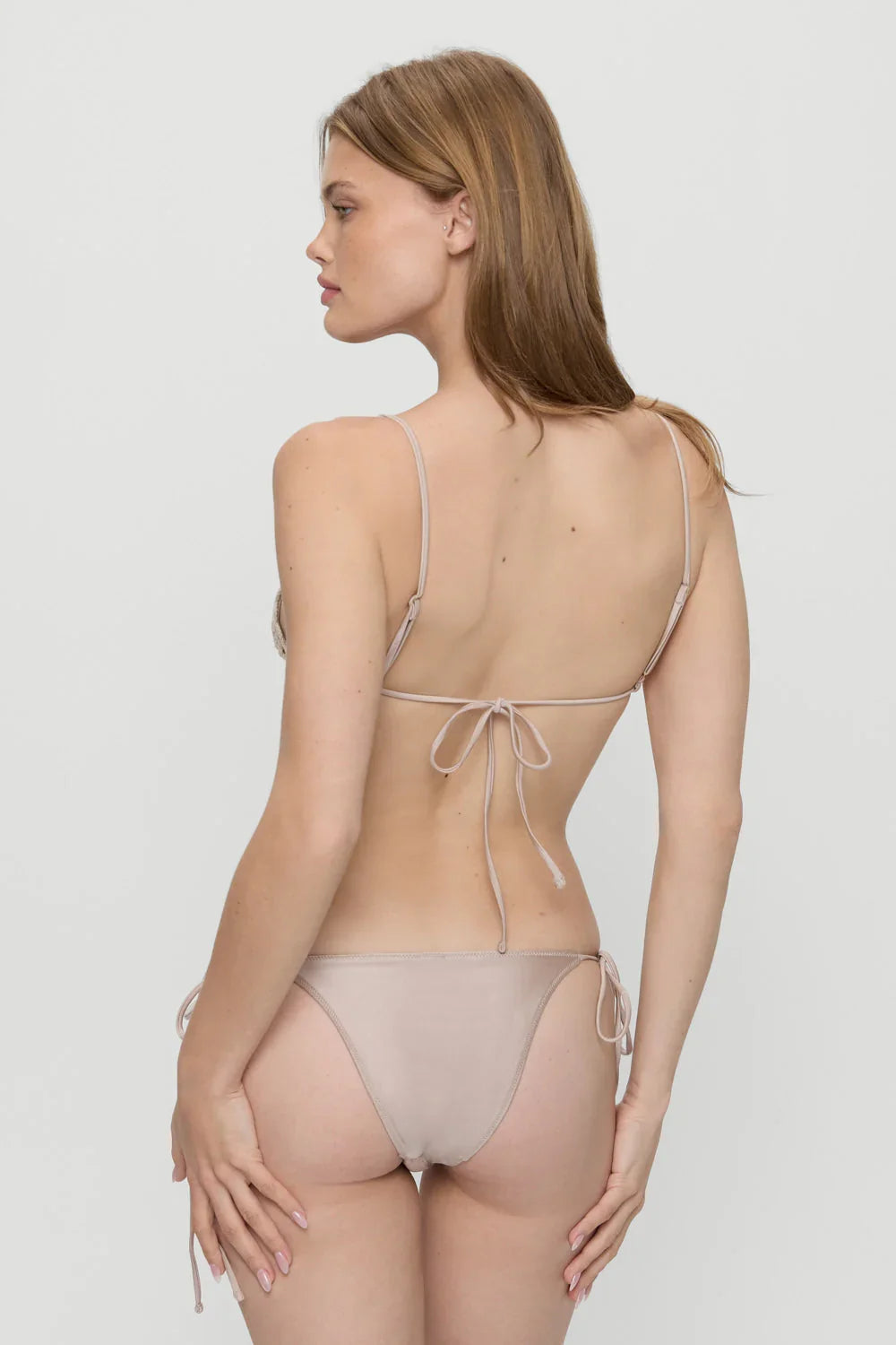 Bas de bikini effronté en satin Mackenzie - Couleur chair