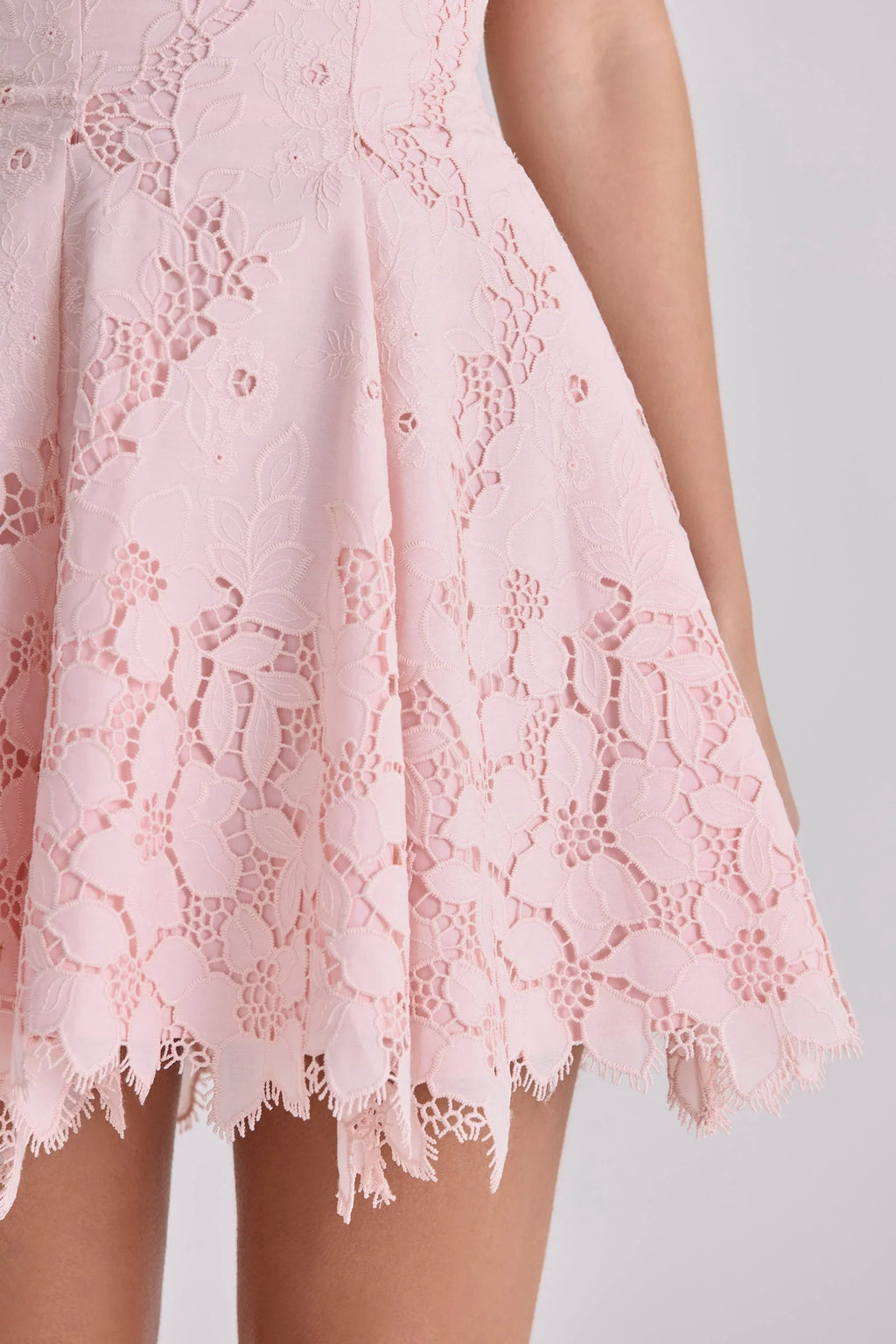 Mini-robe rose bustier à découpes et broderie anglaise