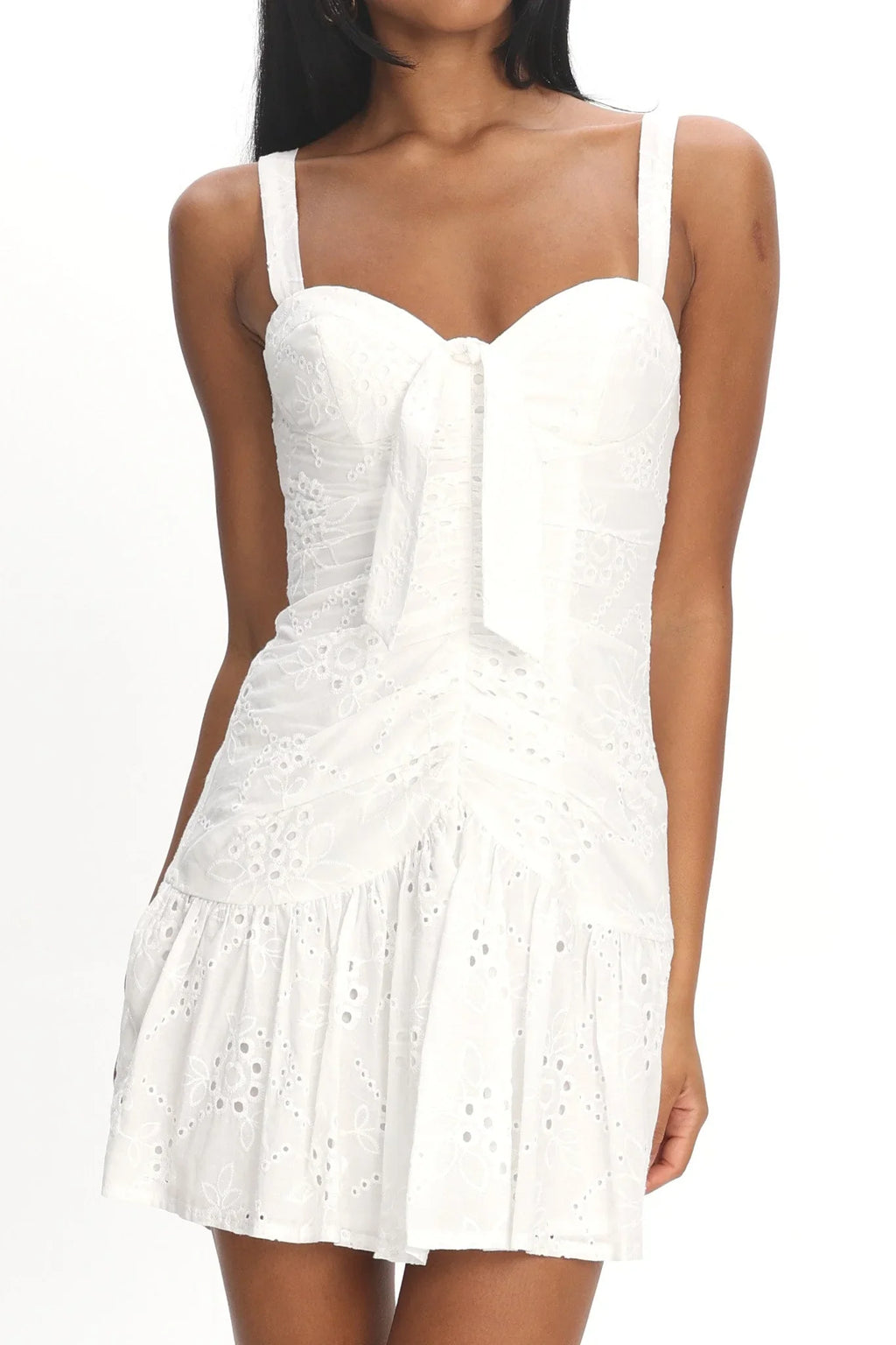 Robe courte froncée Rachelle à buste noué et œillets, blanc