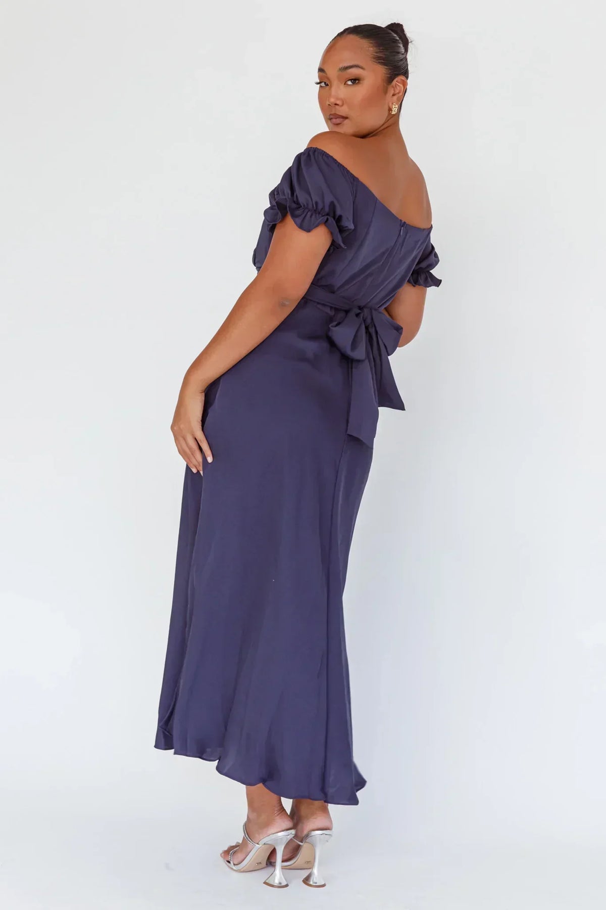 Robe mi-longue Linka à épaules dénudées avec lien à nouer au dos, couleur marine