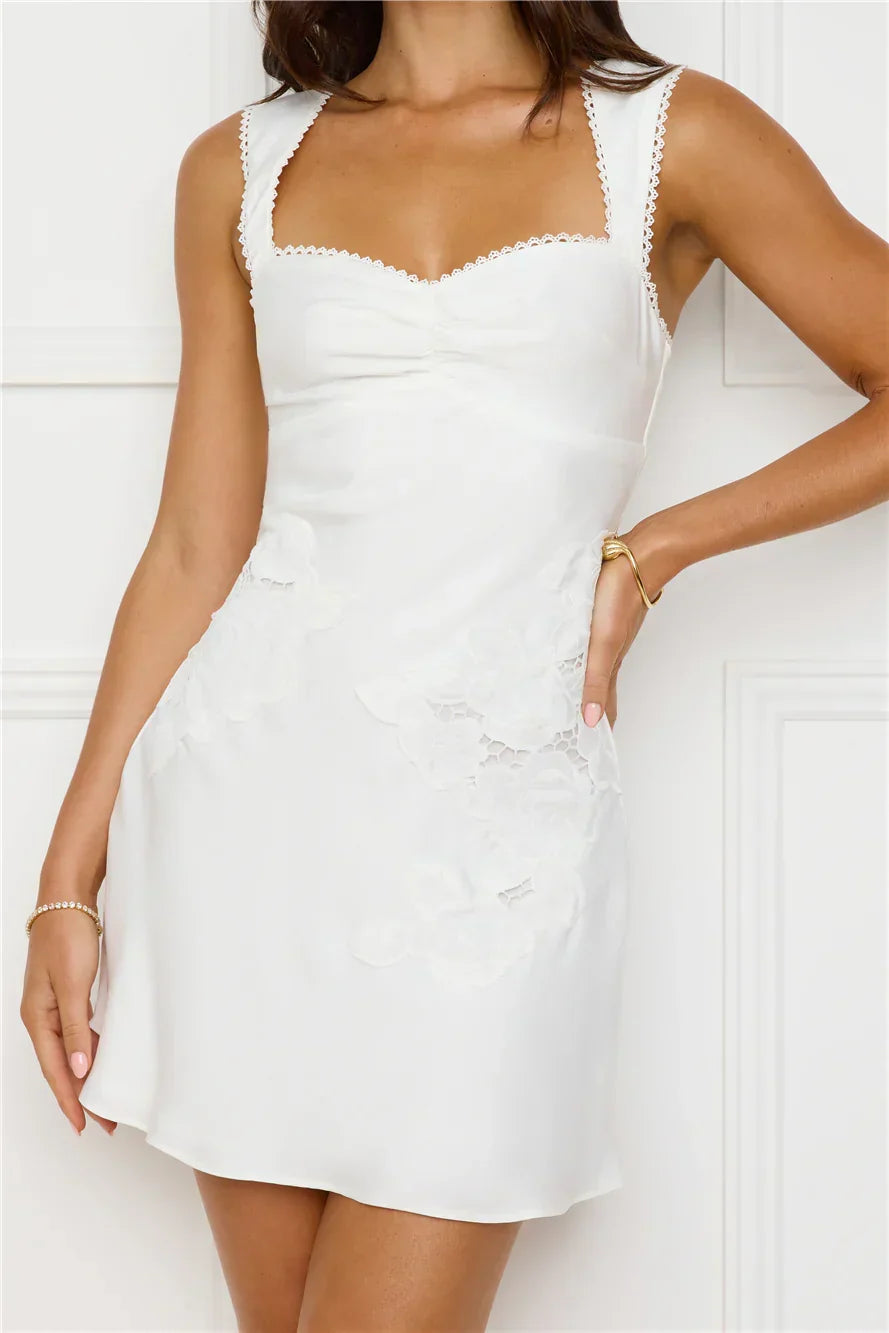 Mini-robe en satin "Éclat Exotique" Blanc