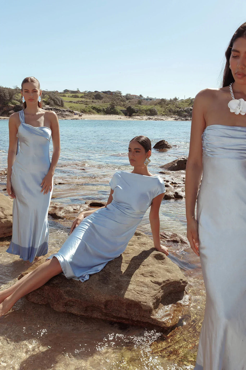 Robe midi Loveland à manches courtes, col bénitier et dos nu, bleu clair