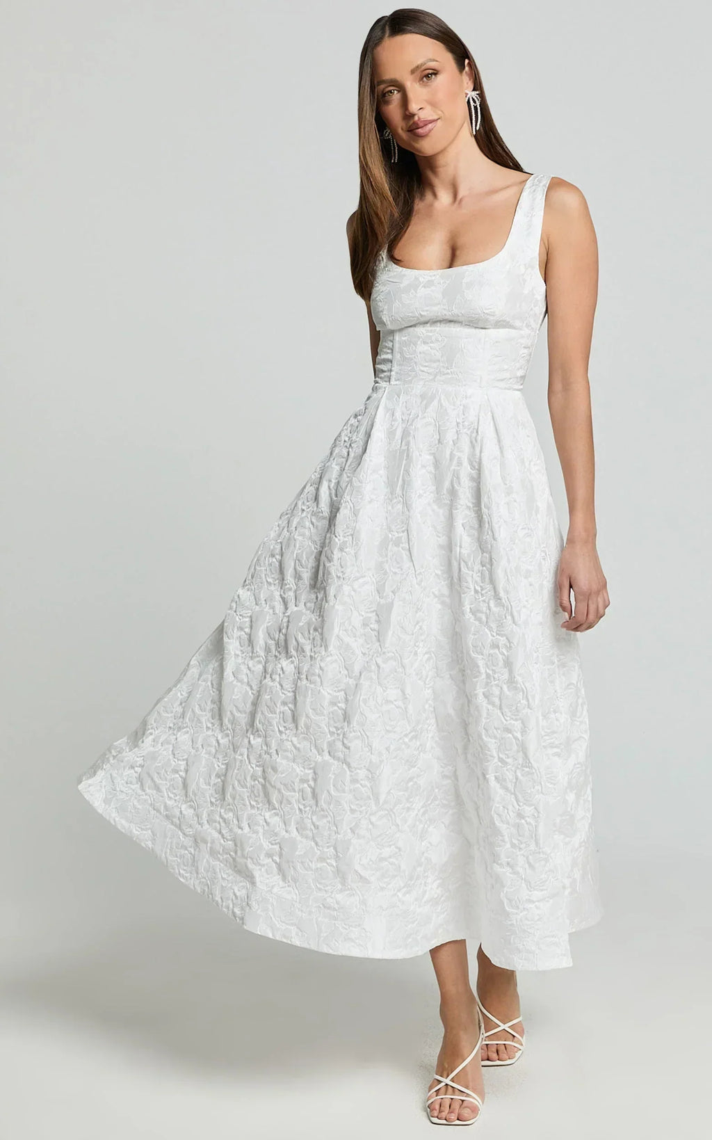 Robe midi Georgine – Robe jacquard évasée à encolure carrée de couleur ivoire