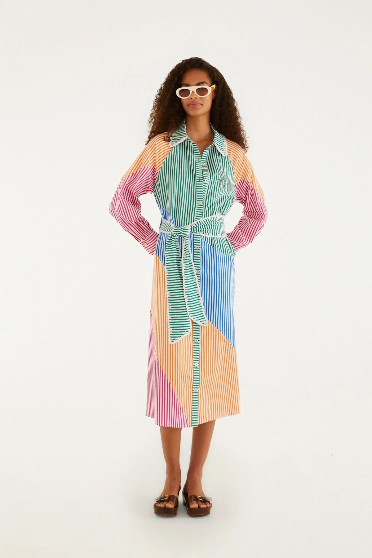 Robe midi ceinturée brodée à rayures multicolores