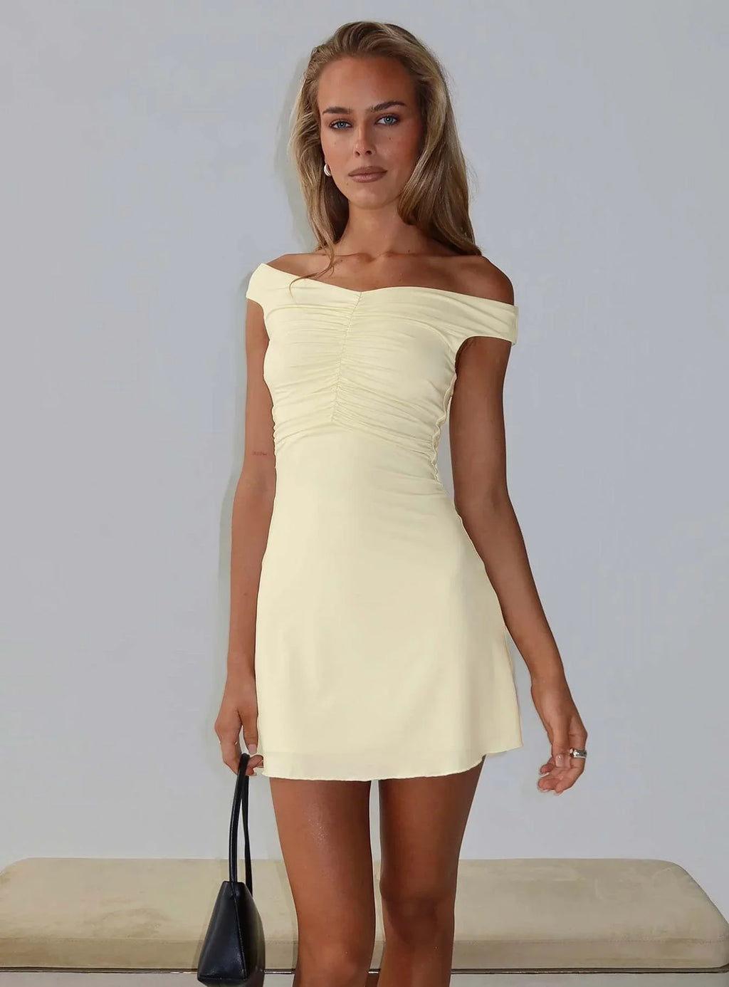 Robe mini drapée Keera à épaules dénudées Beurre