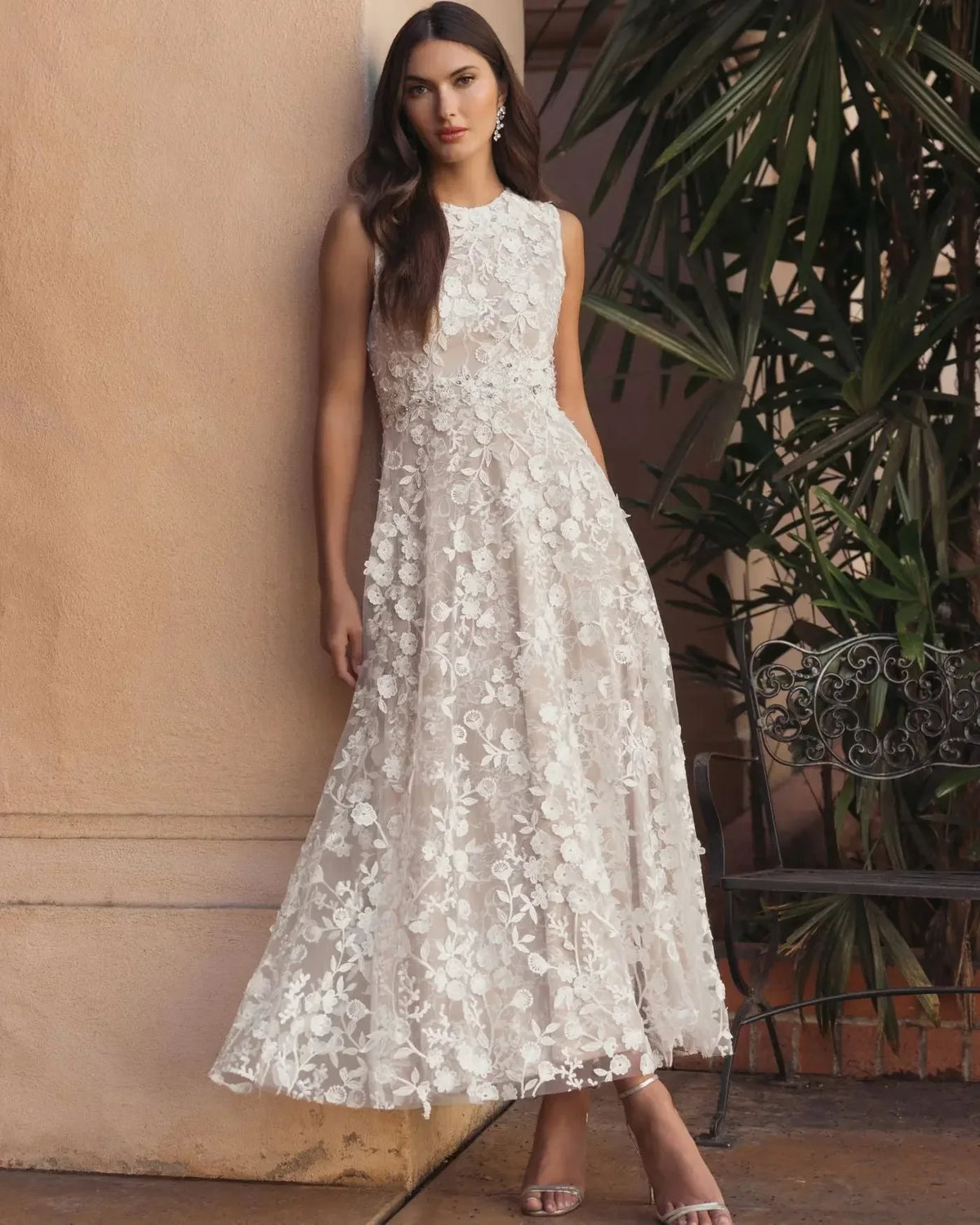 Robe midi col montant ivoire brodée de fleurs