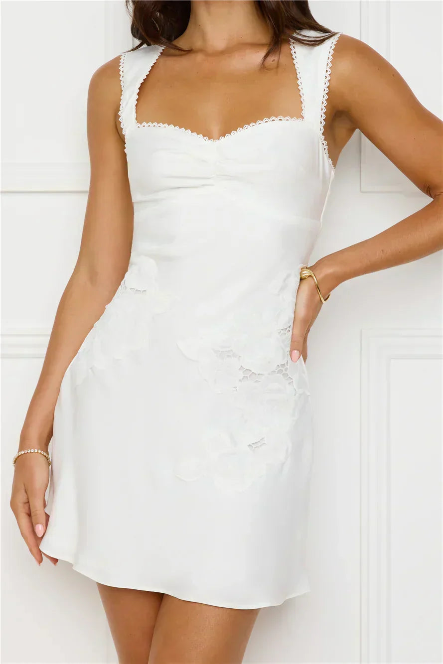 Mini-robe en satin au charme exotique