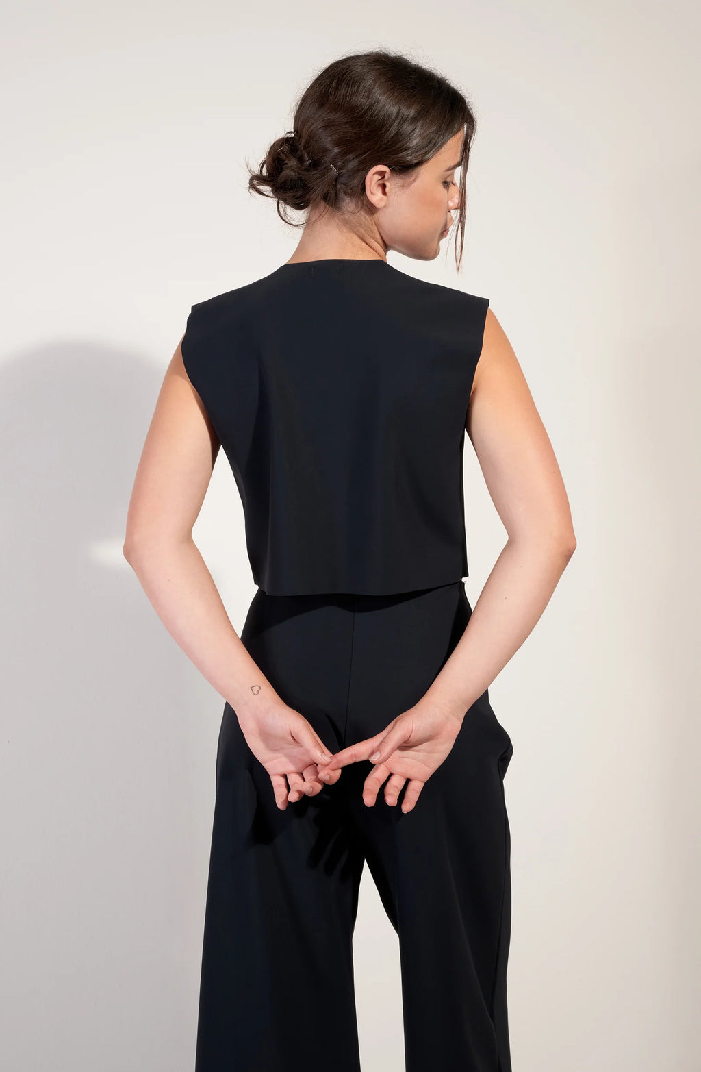 tanhi Black sleeveless vest