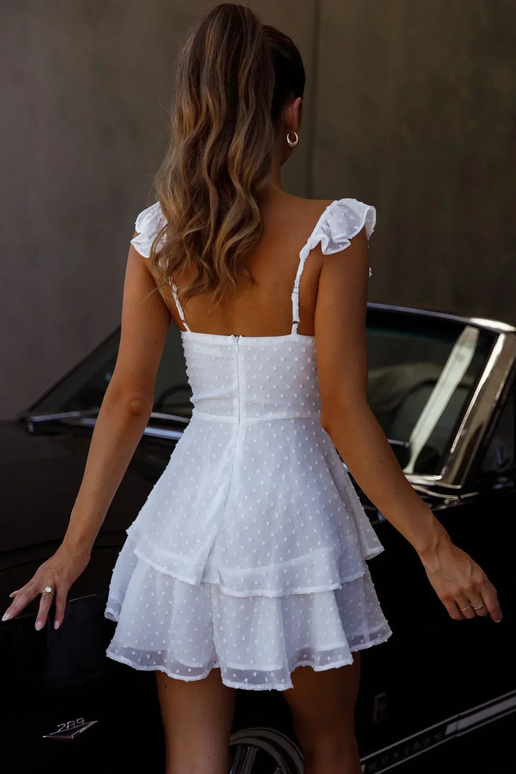 Theory Robe Courte Texturée Blanche à Volants et Encolure Amie