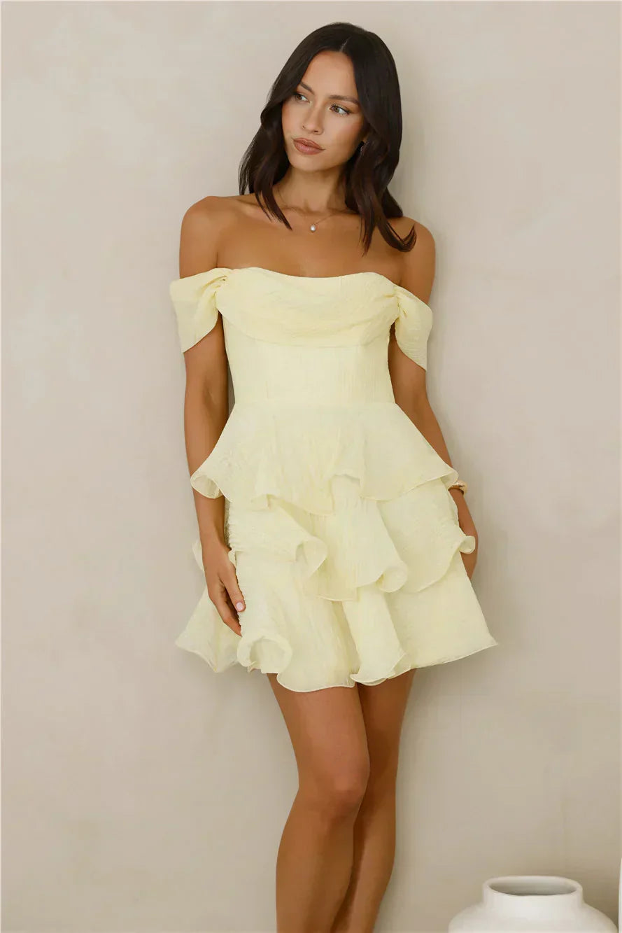 Jolie Robe Courte Épaules Dénudées "In The Sun"