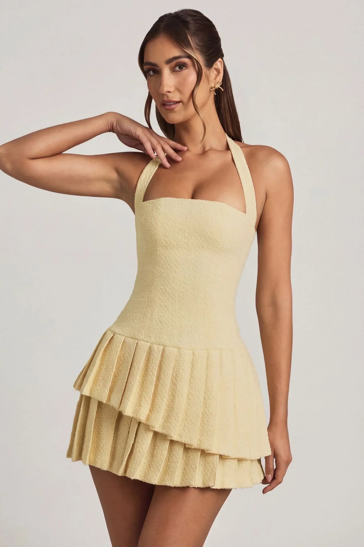 Mini-robe asymétrique superposée à col montant de couleur jaune pastel
