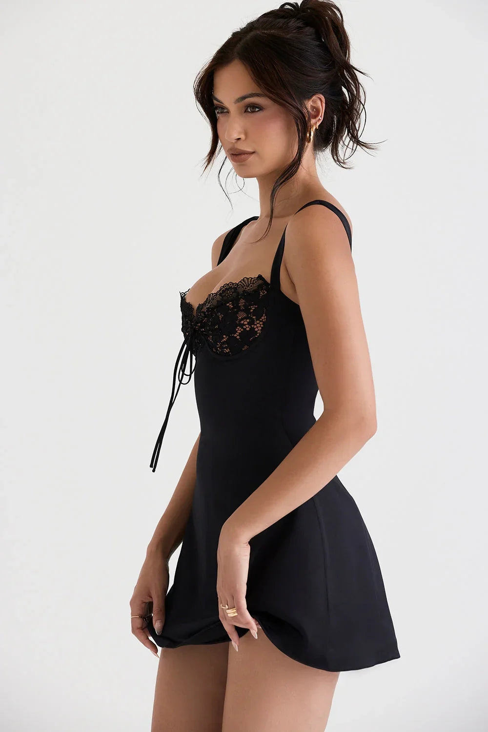 mini-robe noire en satin et dentelle