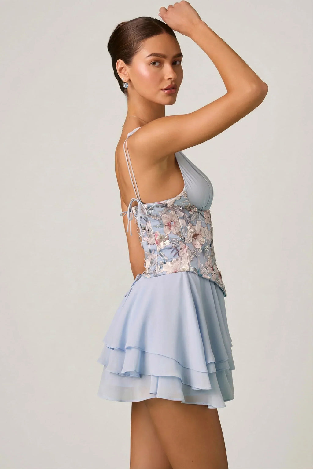 Mini-robe corset volantée ornée de motifs floraux bleus