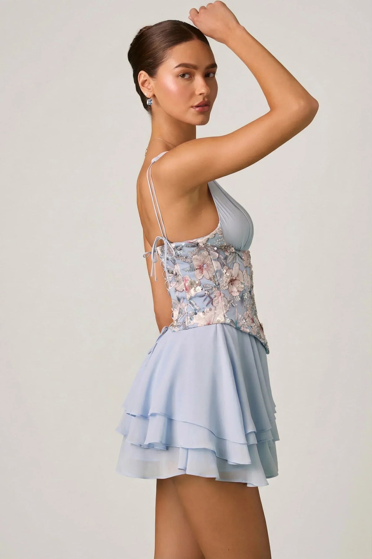Mini-robe corset volantée ornée de motifs floraux bleus