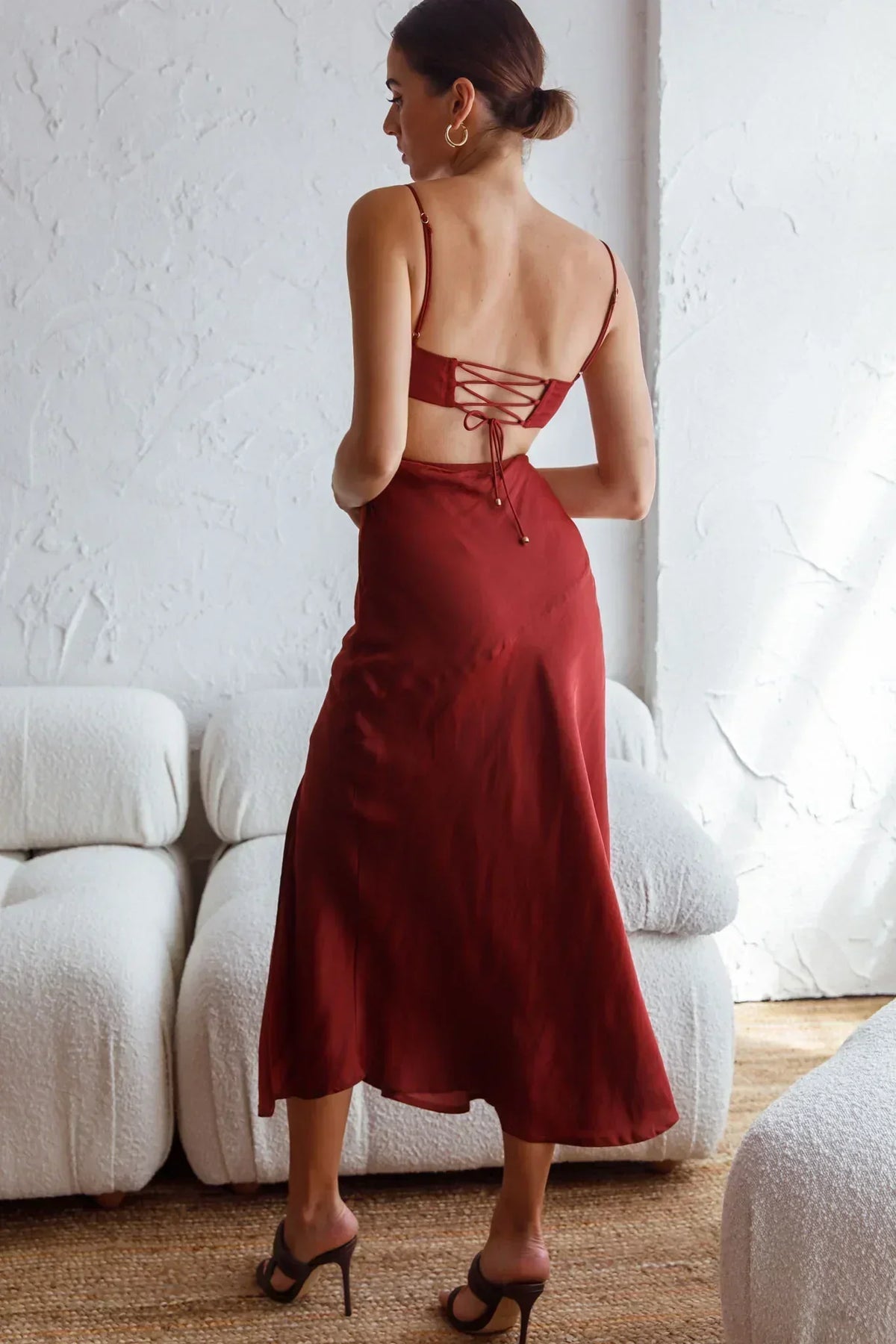Robe mi-longue marron à lacets au dos, froncée à la poitrine et à cordon de serrage Fondest Memories