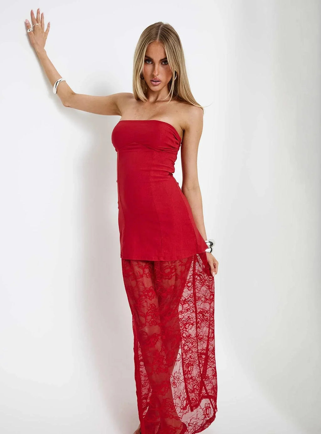 Robe longue sans bretelles Aleda avec dentelle transparente rouge