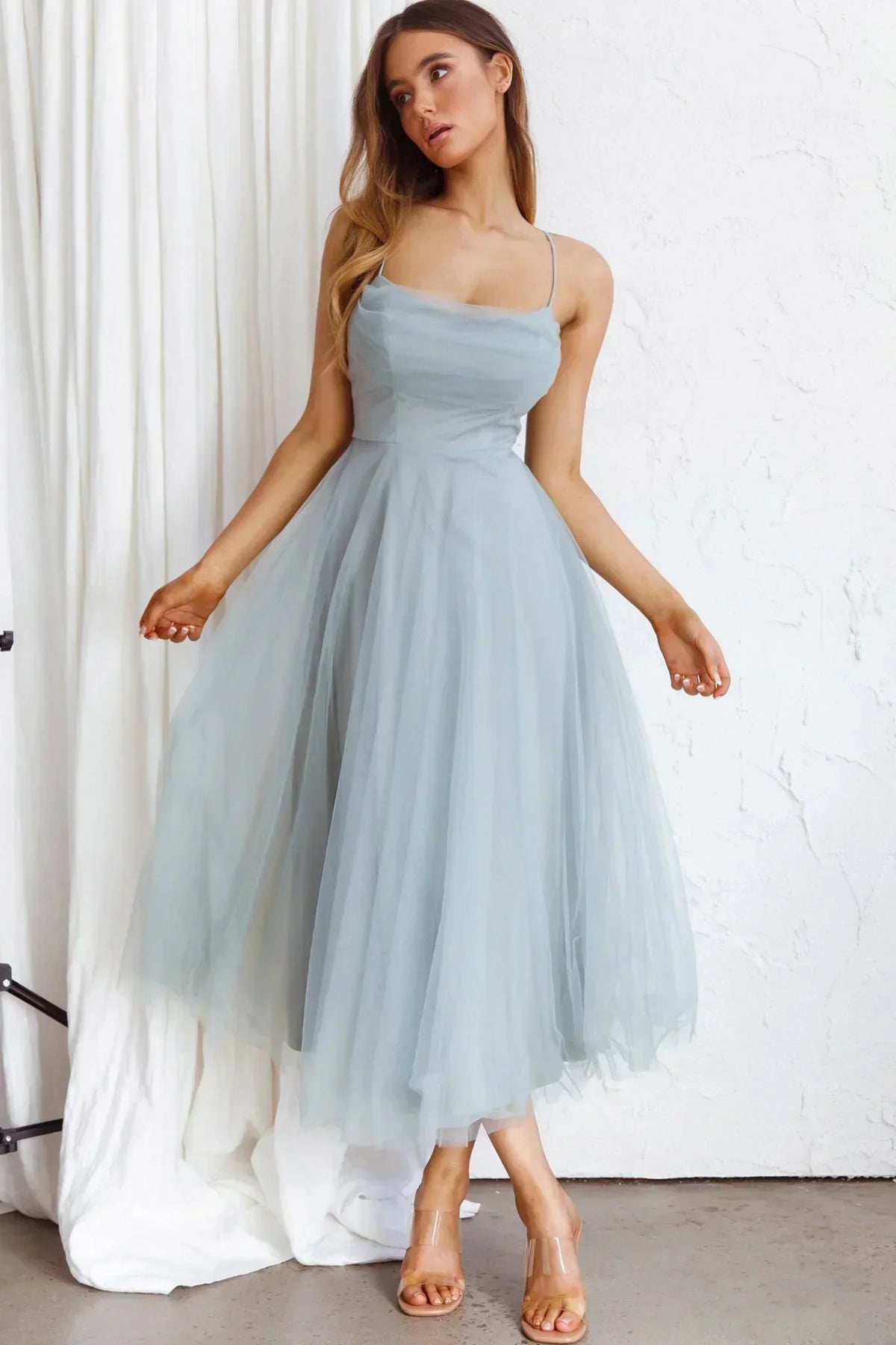 Robe midi plissée à encolure en maille de couleur sauge