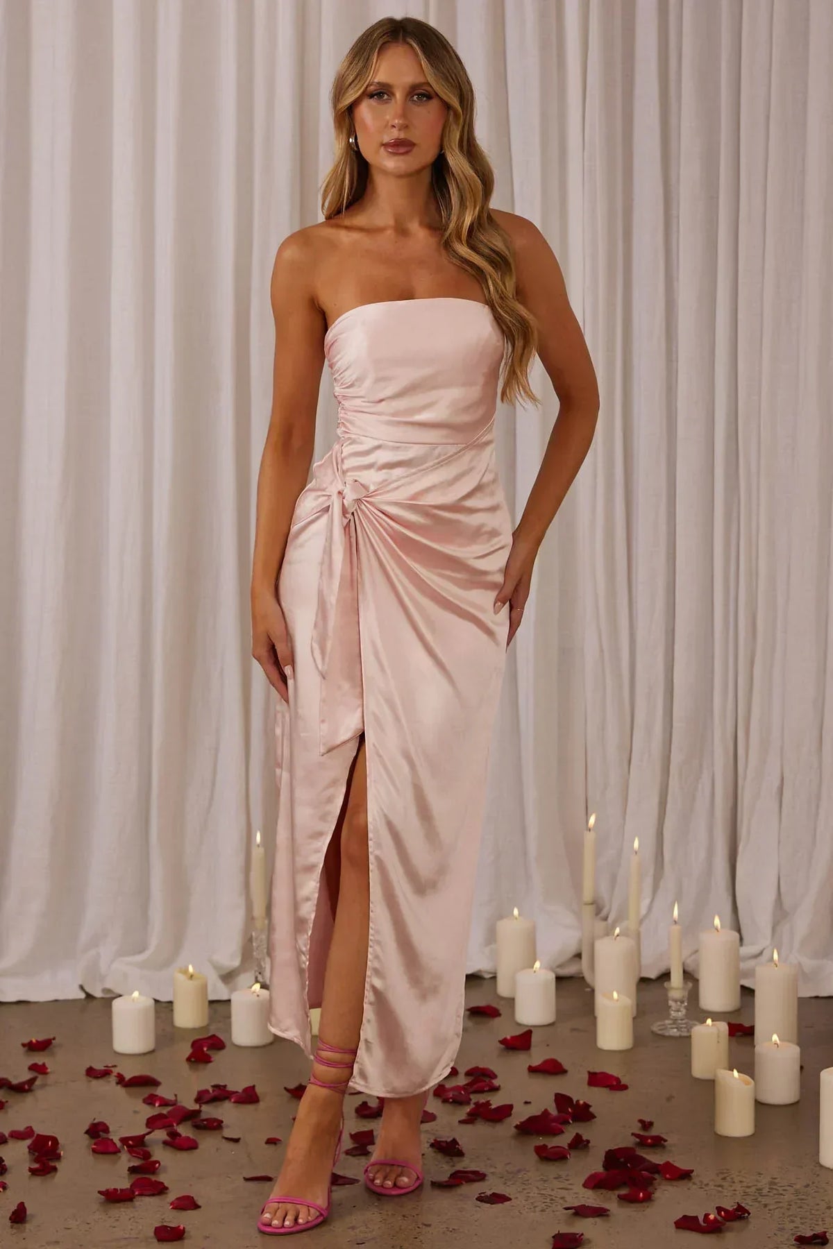 Robe midi sans bretelles Gianna avec lien à la taille, couleur blush