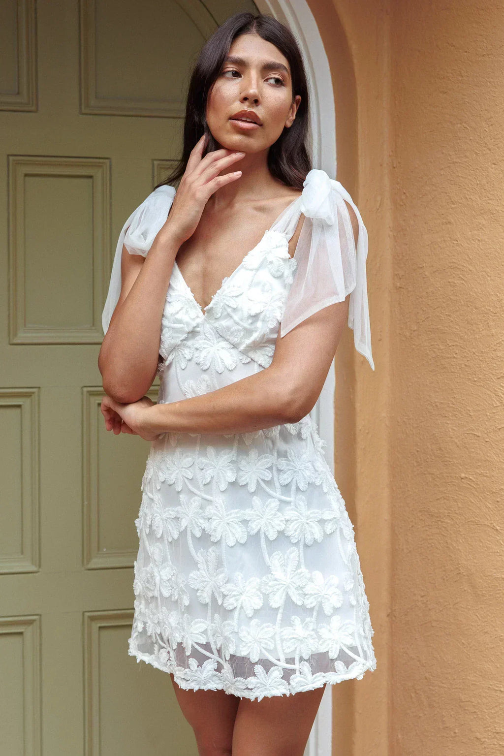 Robe Courte Mykonos Matin à Bretelles Nouées et Ornements Blanc