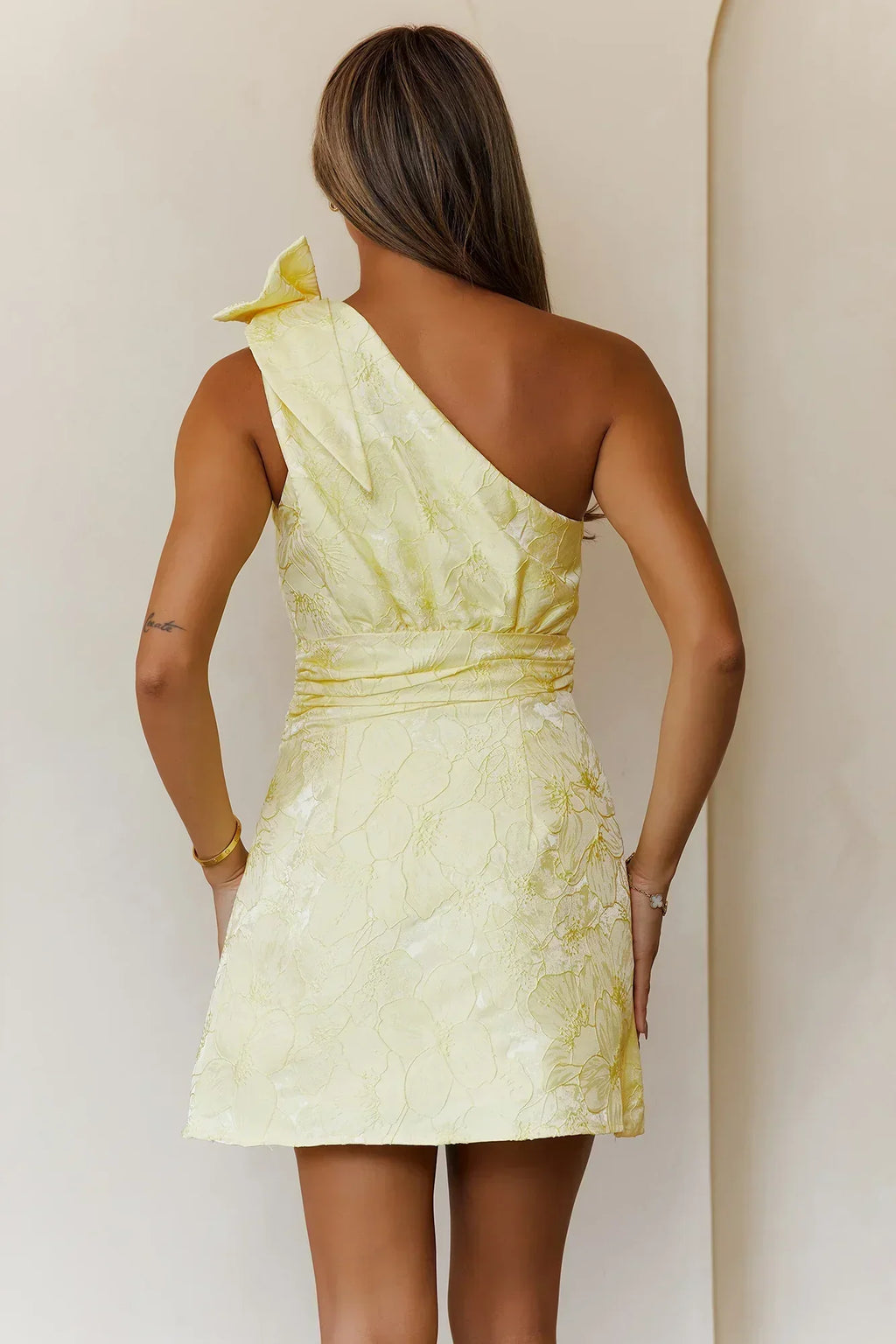 Mini-robe asymétrique approuvée par les It Girls