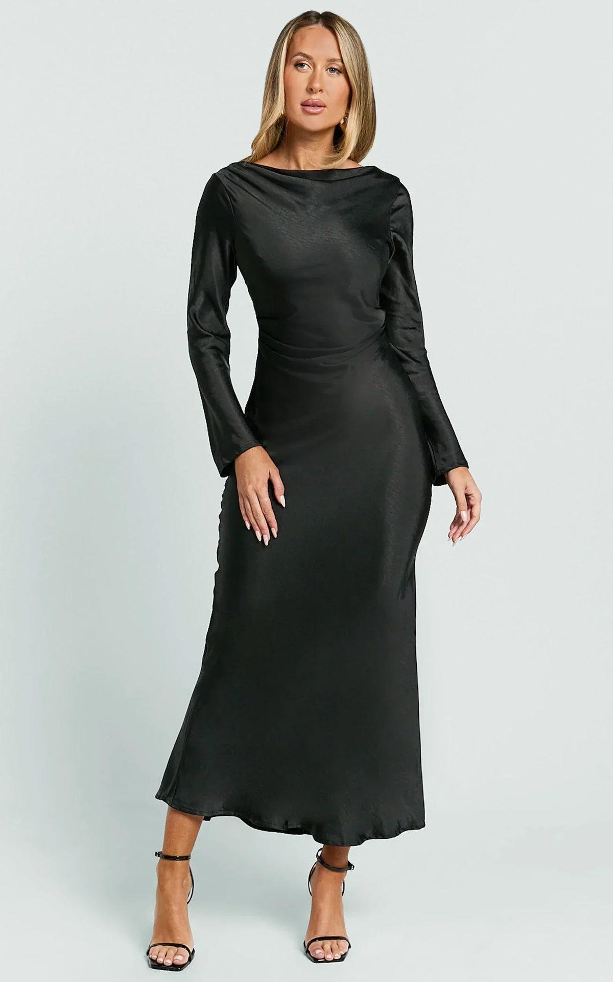 Robe midi Arriana - Robe longue en satin noir à manches longues et dos bénitier