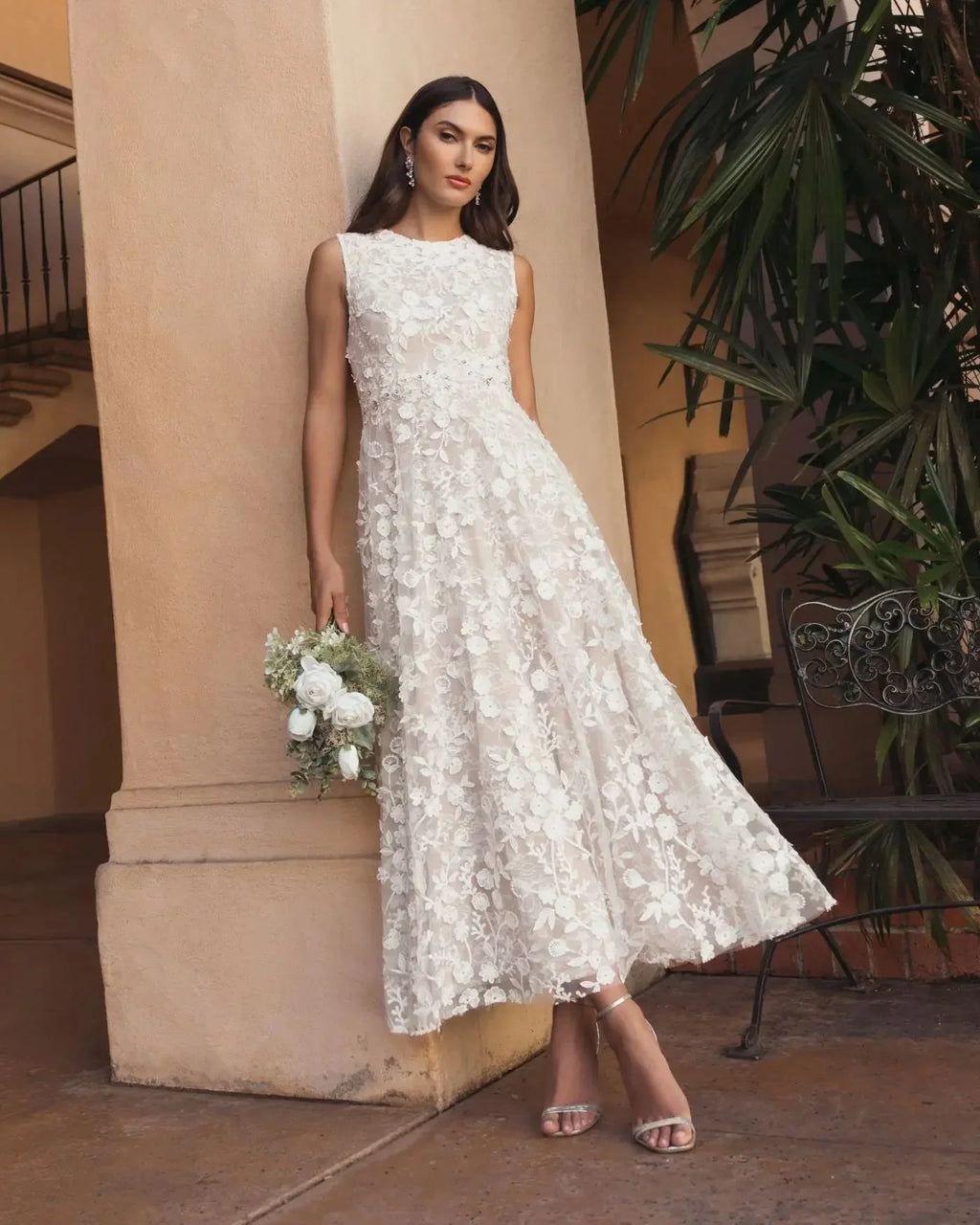 Robe midi col montant ivoire brodée de fleurs
