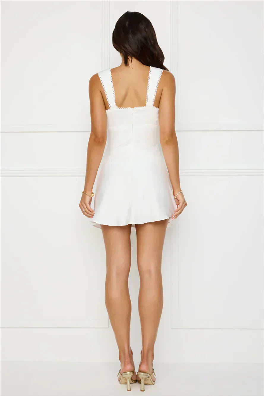 Mini-robe en satin au charme exotique