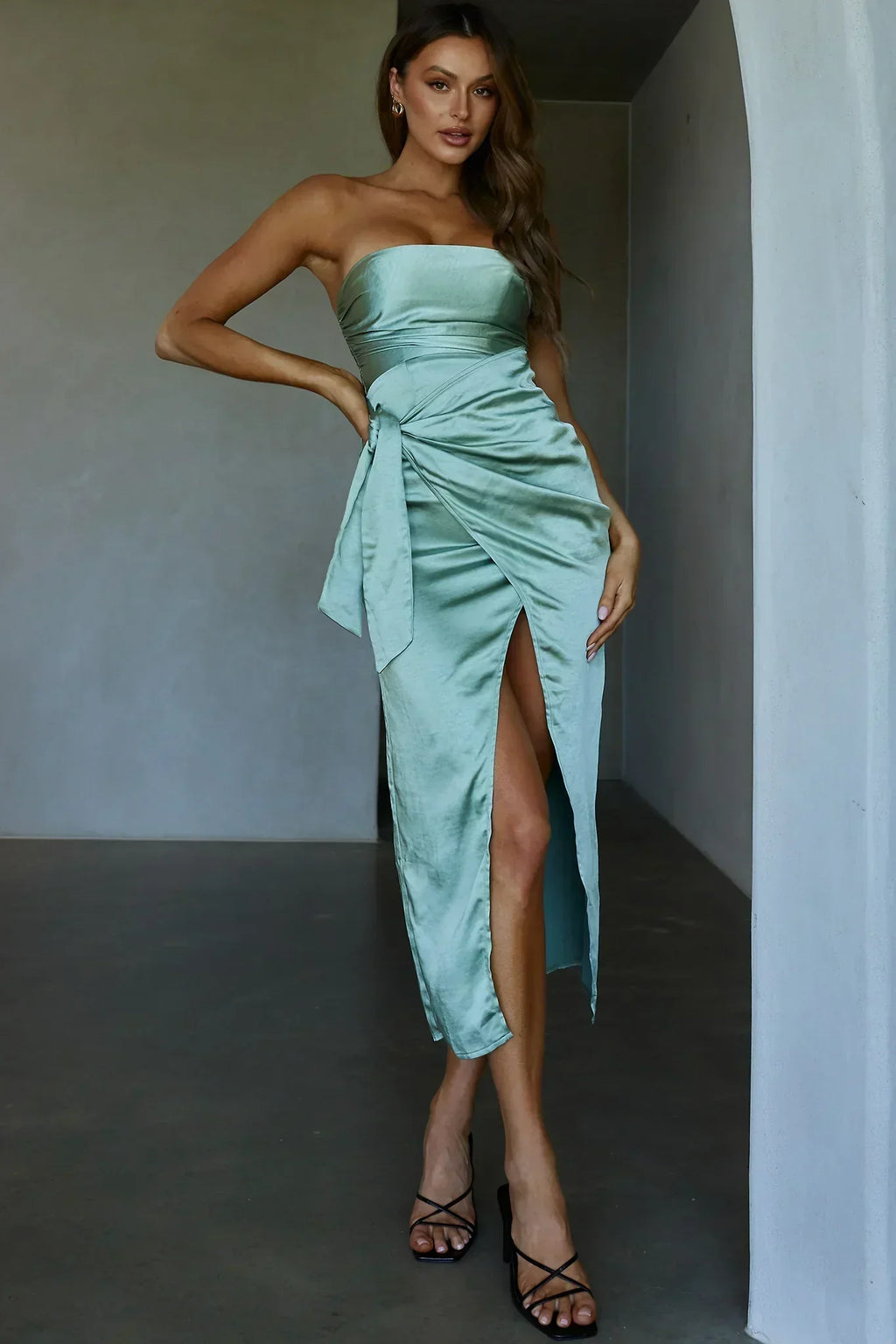 Robe midi sans bretelles Gianna avec nœud à la taille Pistache