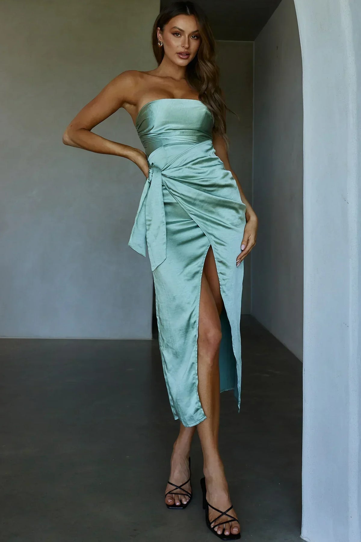 Robe midi sans bretelles Gianna avec nœud à la taille Pistache
