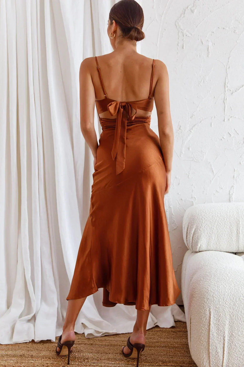 Robe Mi-Longue Chocolat Abby Cami à Bretelles et Buste Froncé avec Fente avant