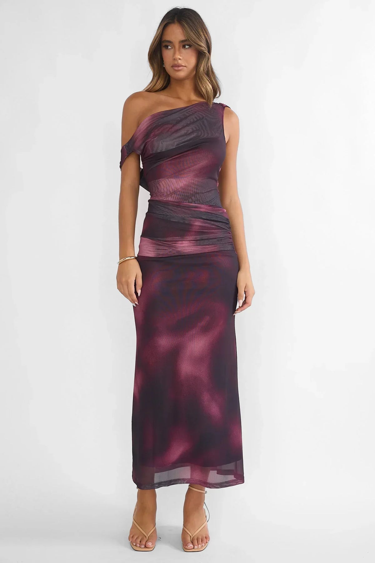 Robe longue froncée à imprimé et bandeau d'épaule Saffra, couleur lie-de-vin