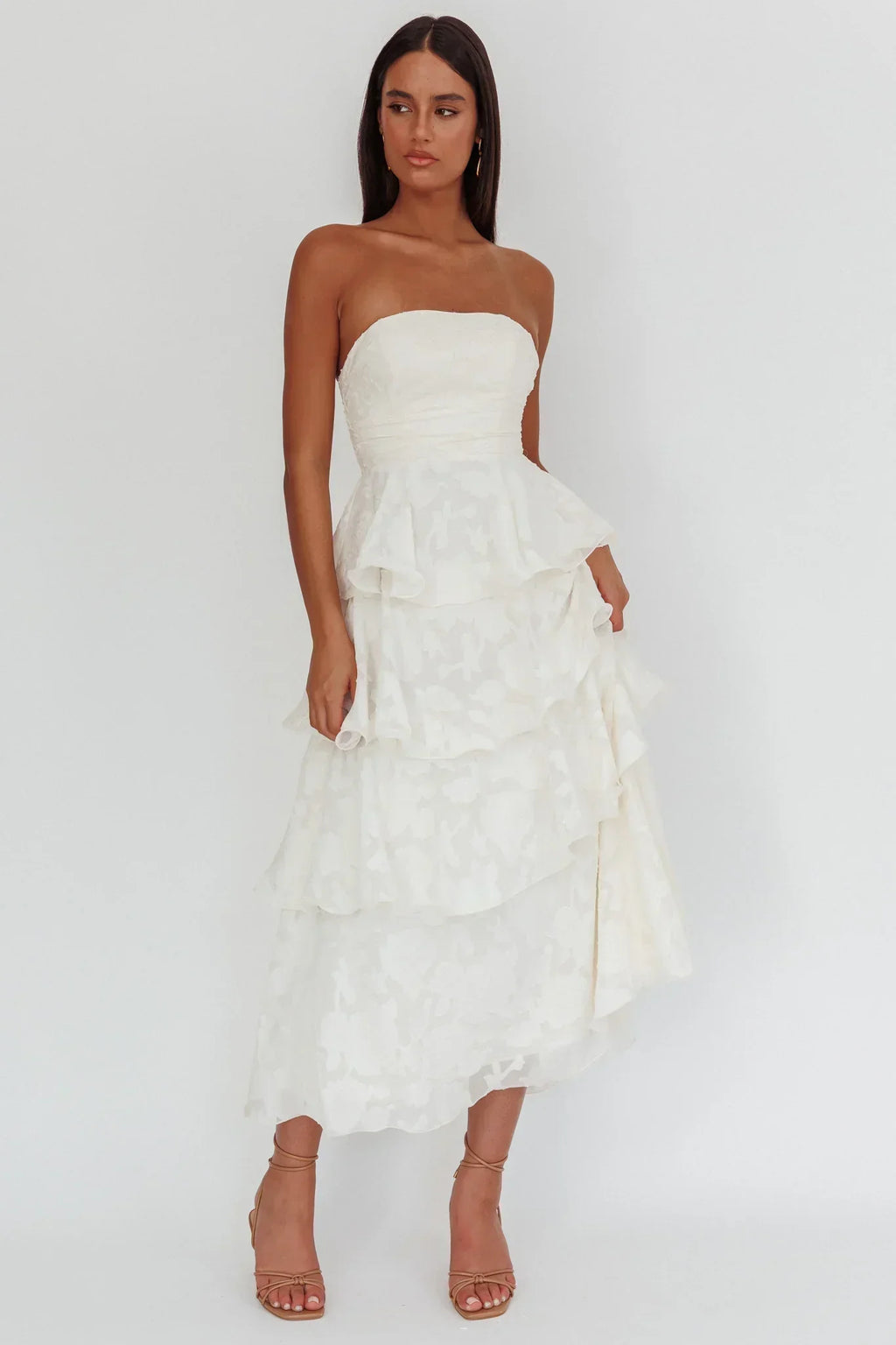 Robe midi sans bretelles étagée Giavana motif floral en relief crème