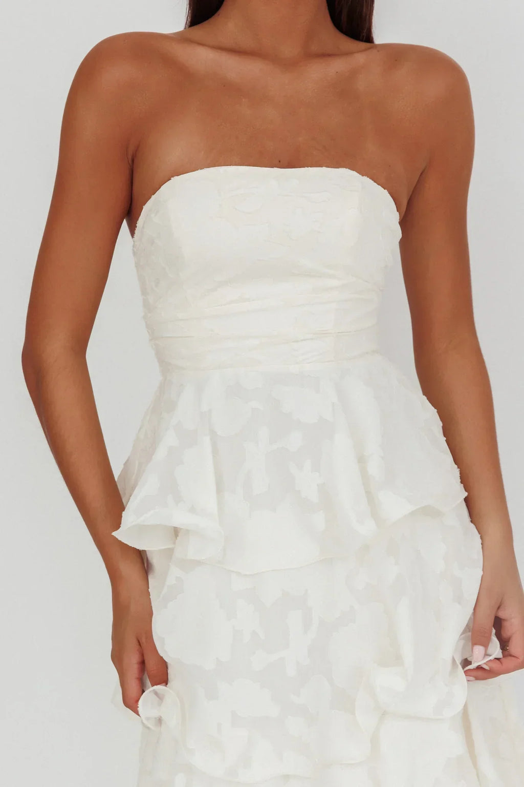 Robe midi sans bretelles étagée Giavana motif floral en relief crème