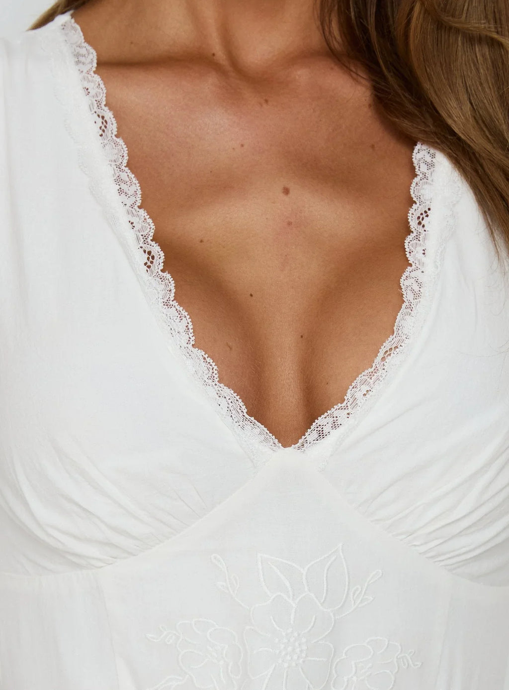 Mini-robe blanche à bordure en dentelle « Splashy »