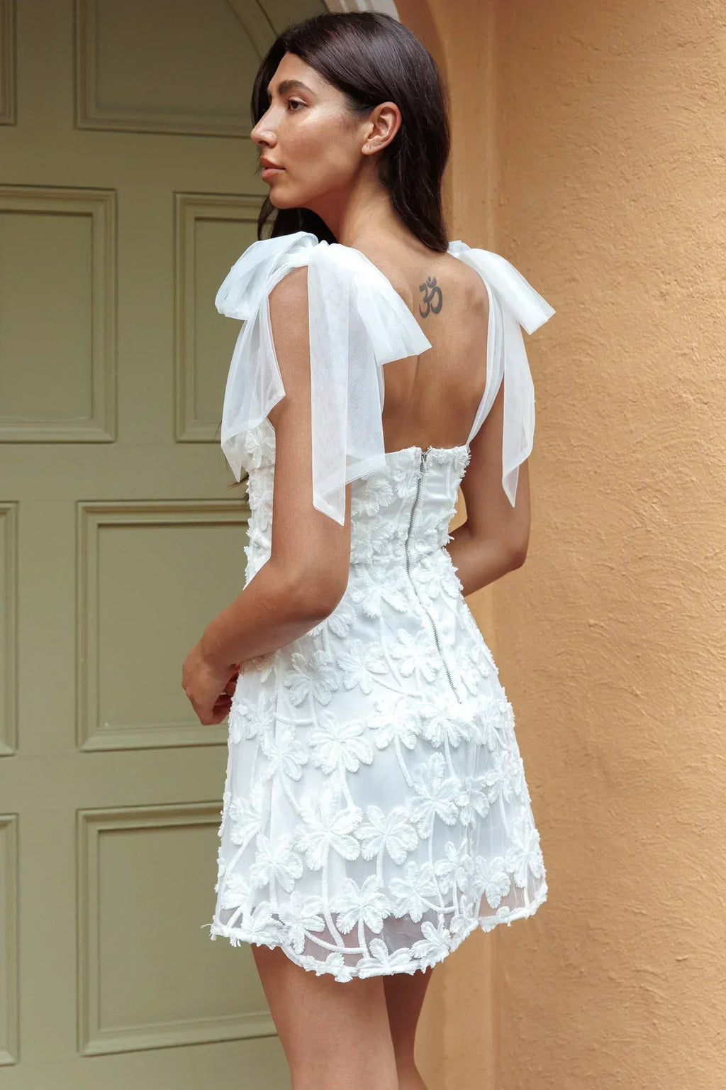 Robe Courte Mykonos Matin à Bretelles Nouées et Ornements Blanc