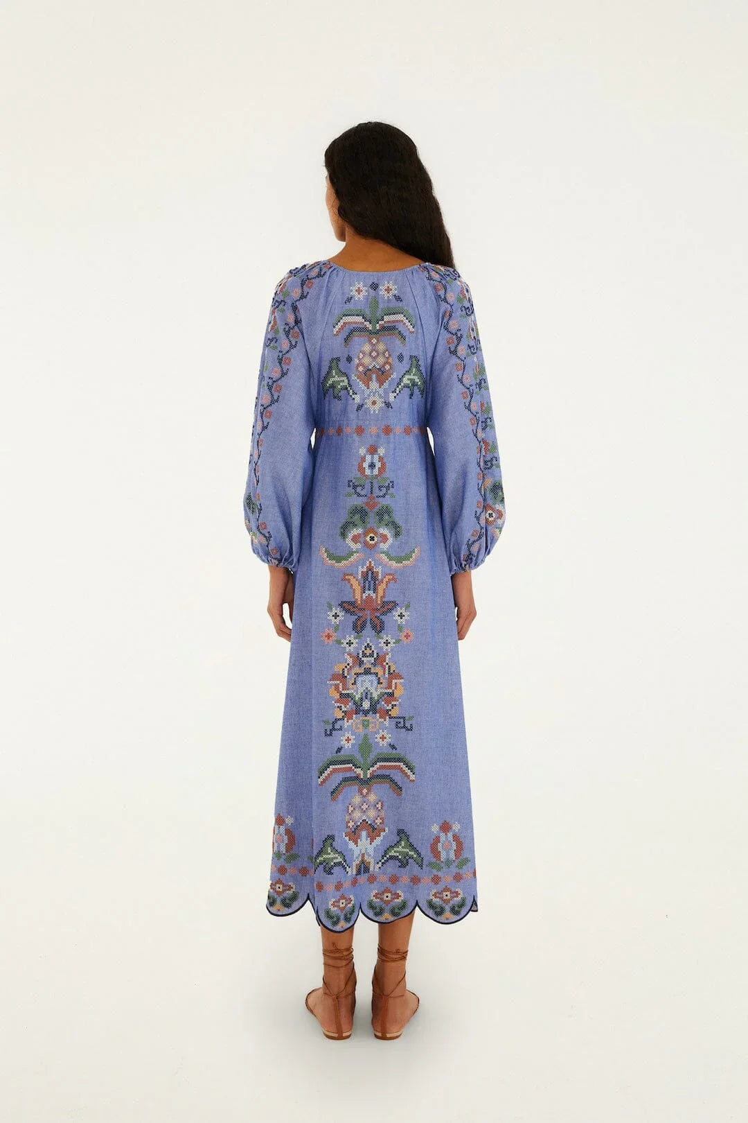 Robe midi à manches longues brodée motif tapisserie jardin bleu